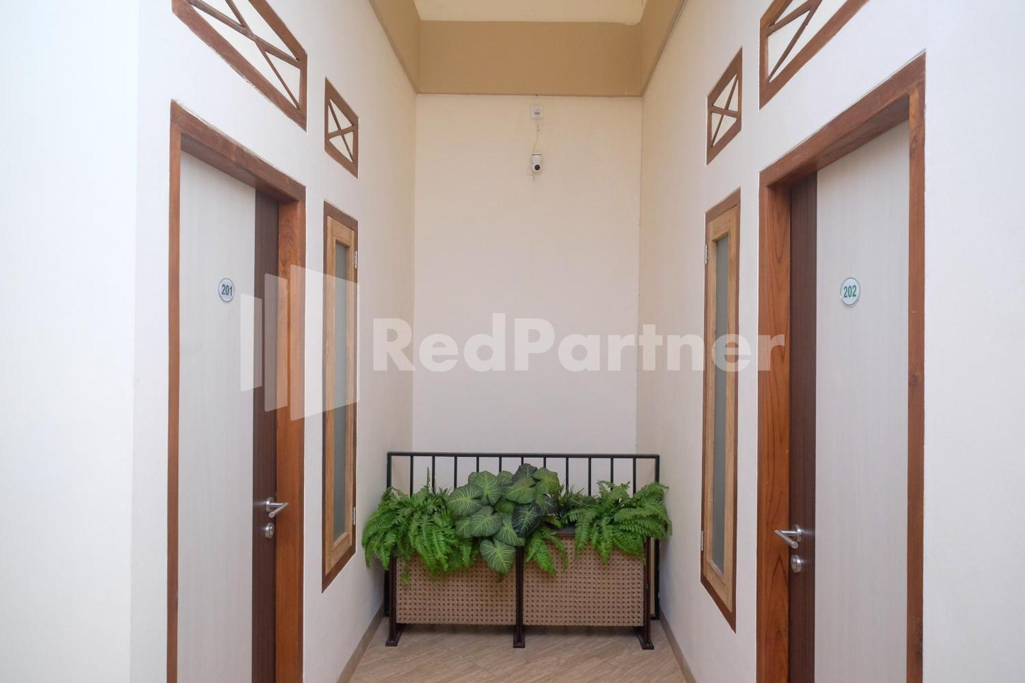 Отель Ndliman House Near Ugm Jogja Mitra Reddoorz Kejayan Экстерьер фото