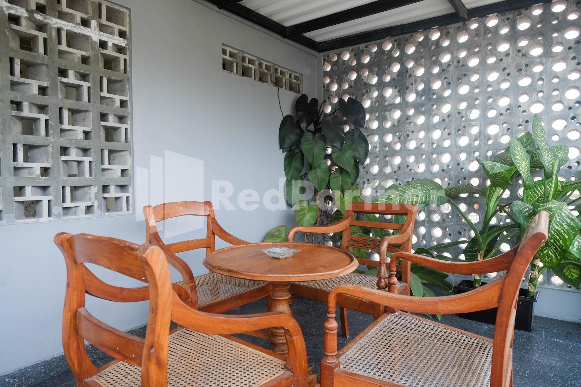 Отель Ndliman House Near Ugm Jogja Mitra Reddoorz Kejayan Экстерьер фото