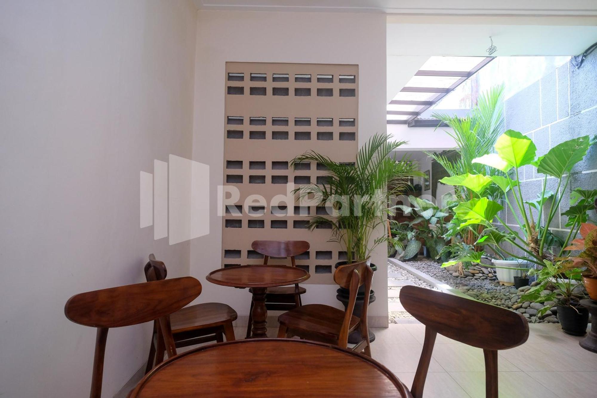 Отель Ndliman House Near Ugm Jogja Mitra Reddoorz Kejayan Экстерьер фото