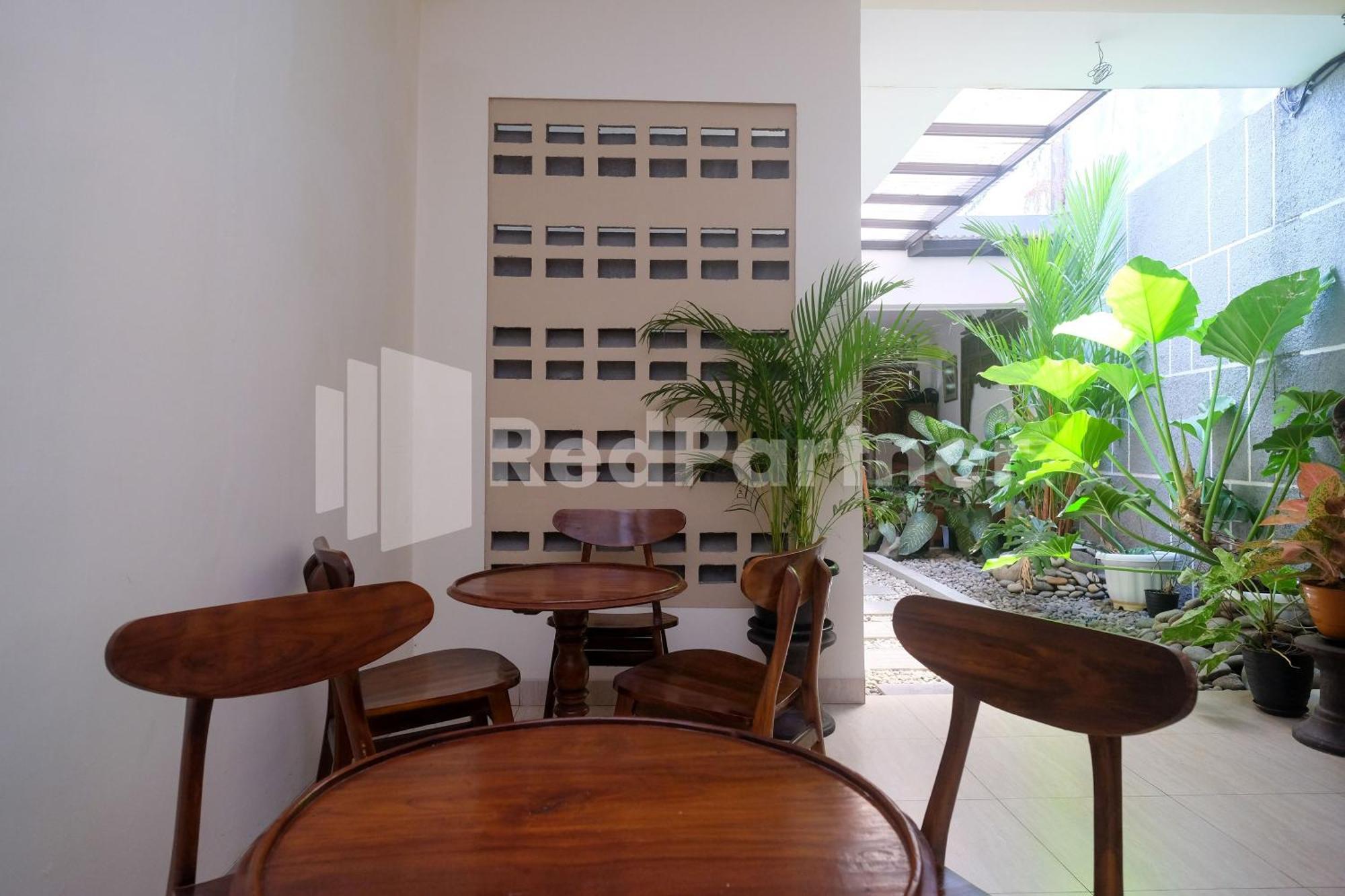 Отель Ndliman House Near Ugm Jogja Mitra Reddoorz Kejayan Экстерьер фото
