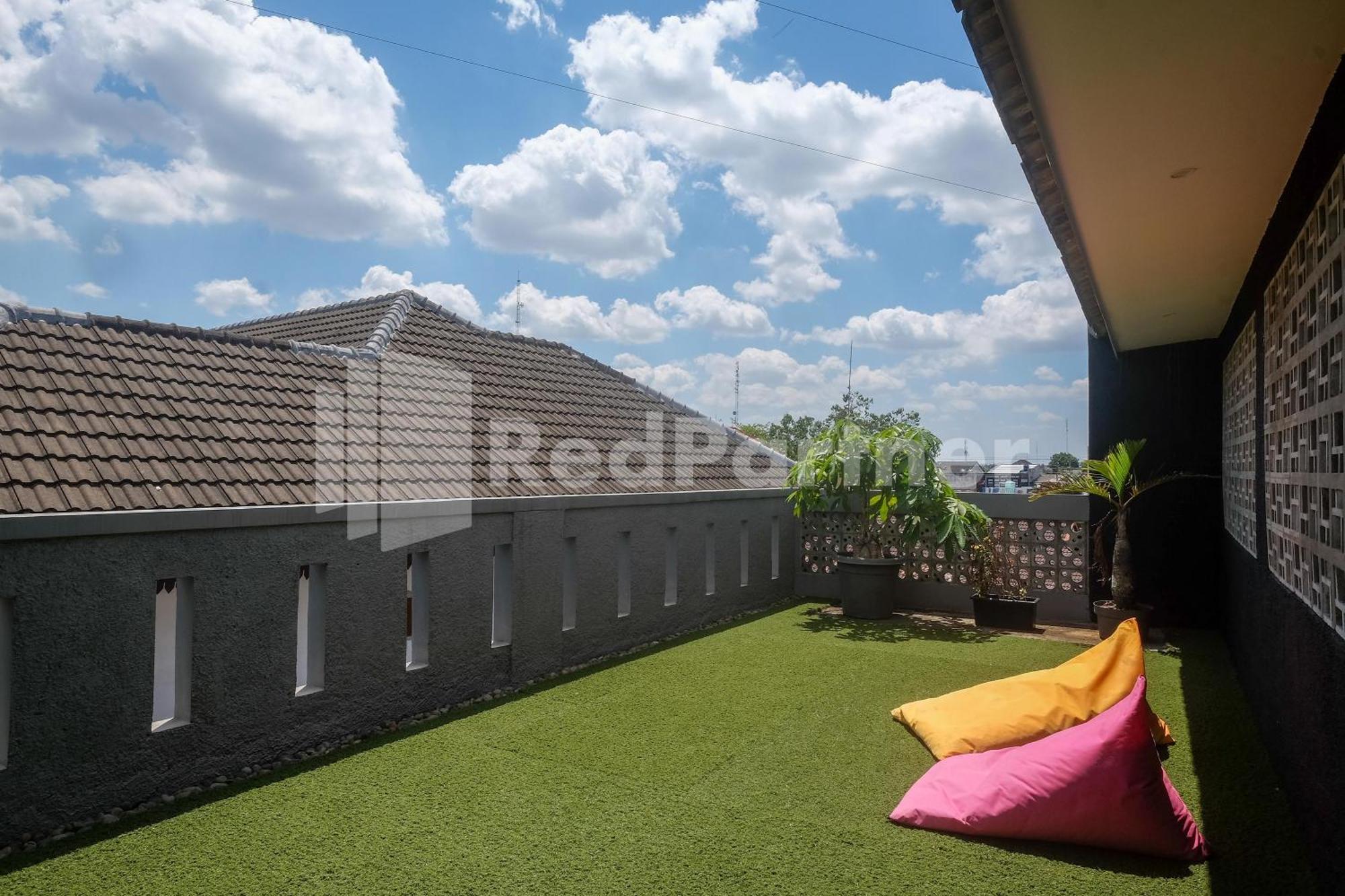 Отель Ndliman House Near Ugm Jogja Mitra Reddoorz Kejayan Экстерьер фото