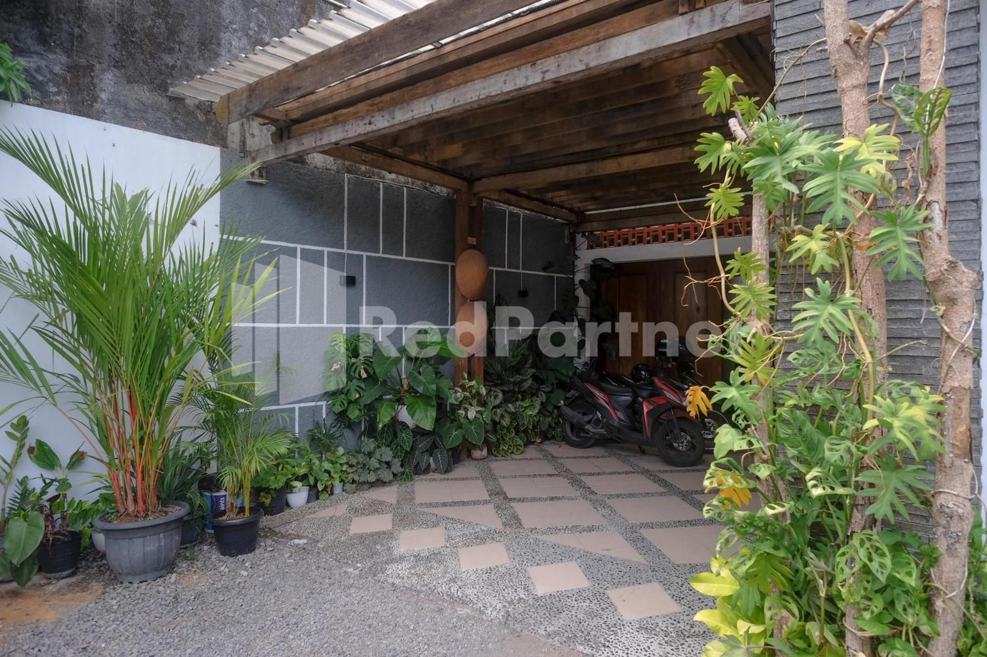 Отель Ndliman House Near Ugm Jogja Mitra Reddoorz Kejayan Экстерьер фото