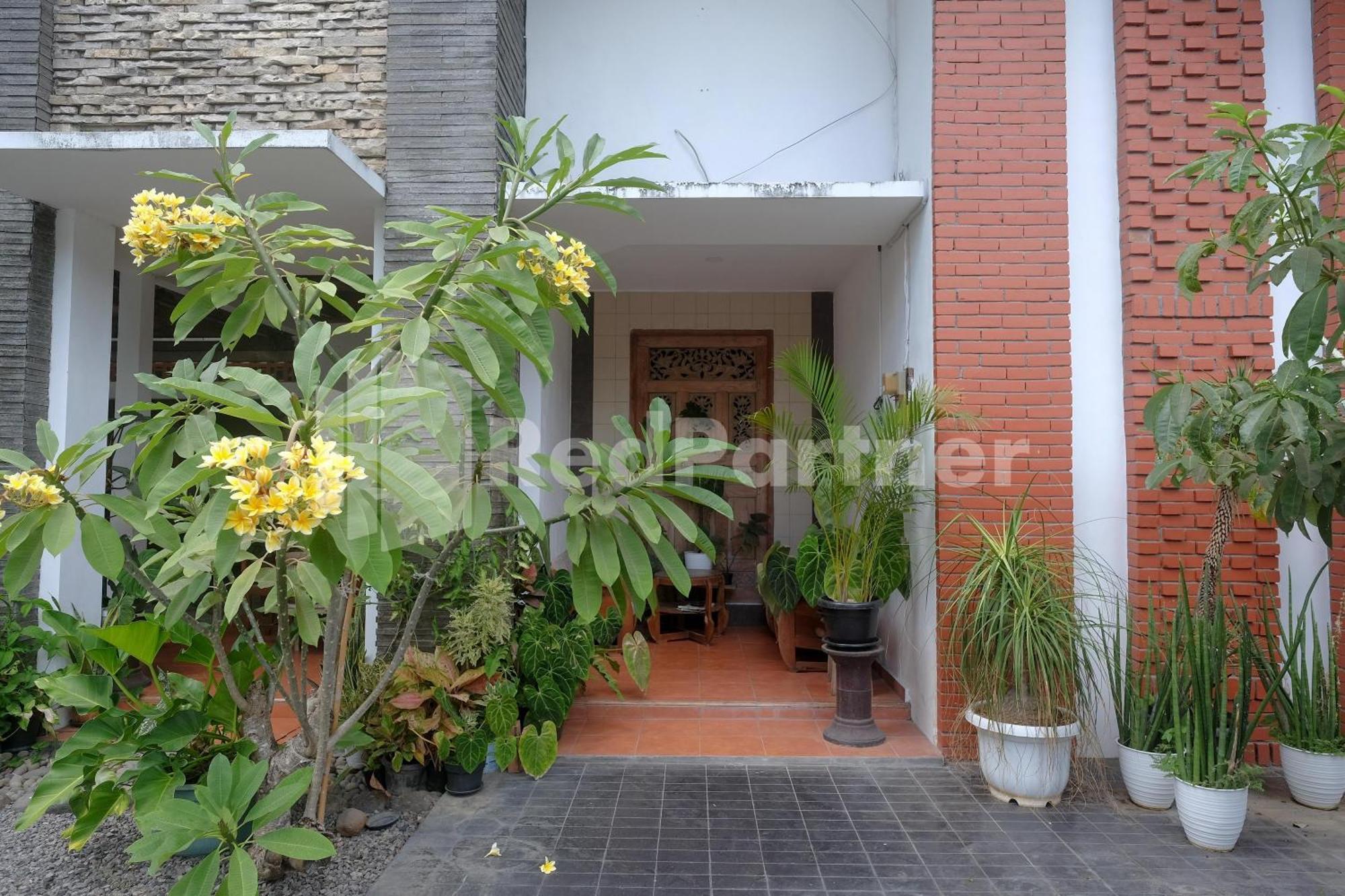 Отель Ndliman House Near Ugm Jogja Mitra Reddoorz Kejayan Экстерьер фото